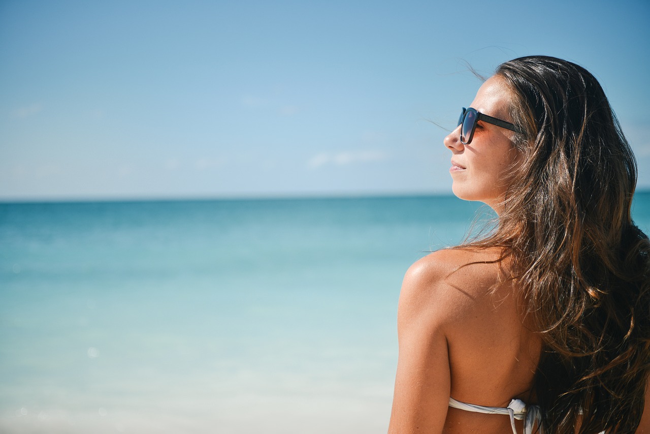 Preparing for a Healthy Beach Day: Snacks, Hydration, and Skin Care
