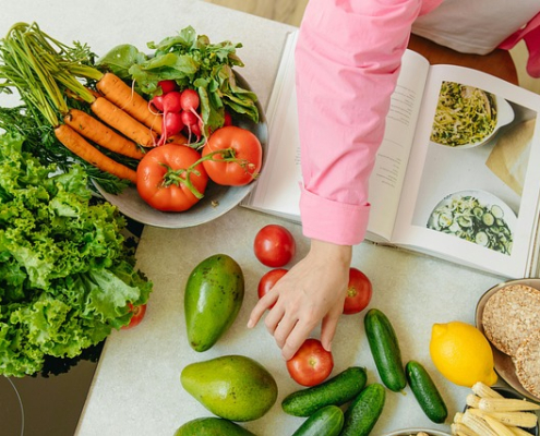 Colourful fresh vegetables on a kitchen counter representing anti-inflammatory foods